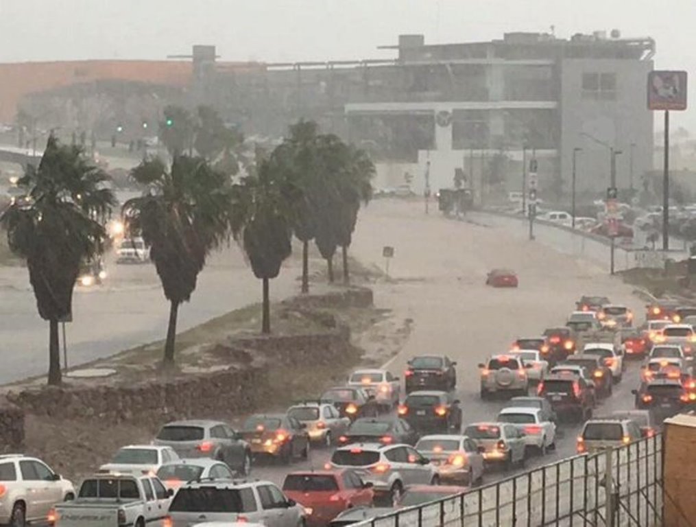 Se inunda Monterrey por fuerte granizada