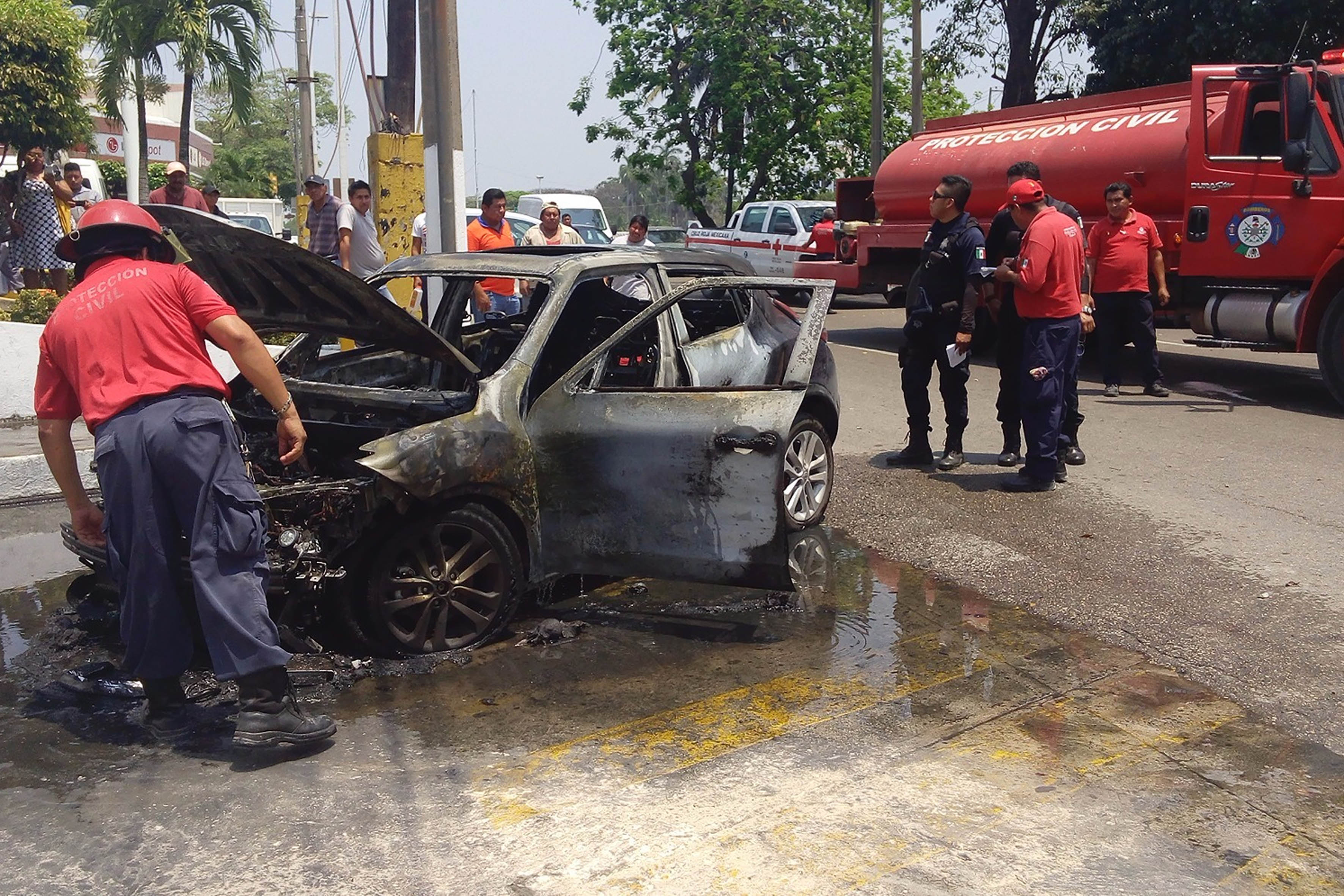 Se incendian autos ¡por intenso calor!