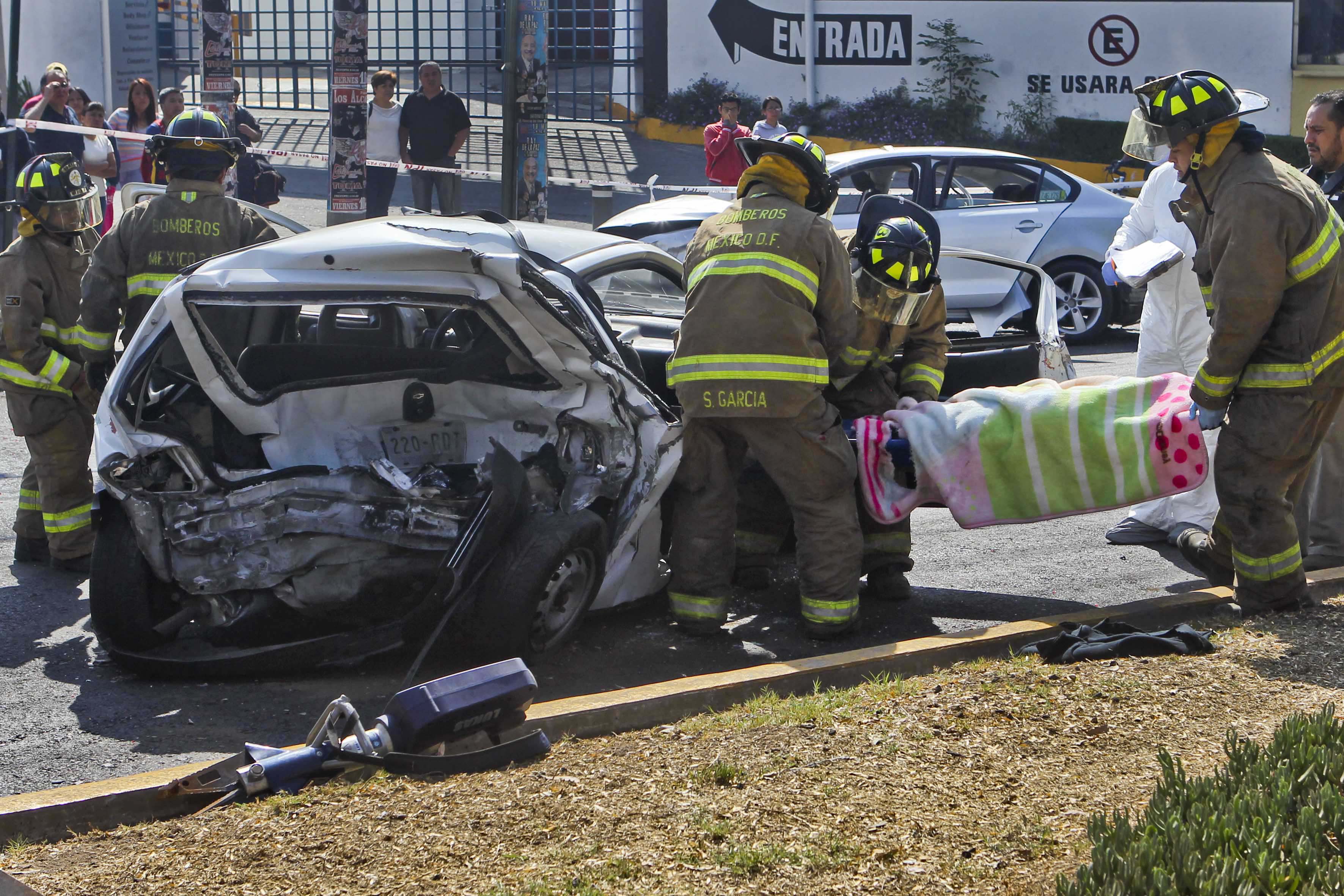 Muere prensada en accidente de auto