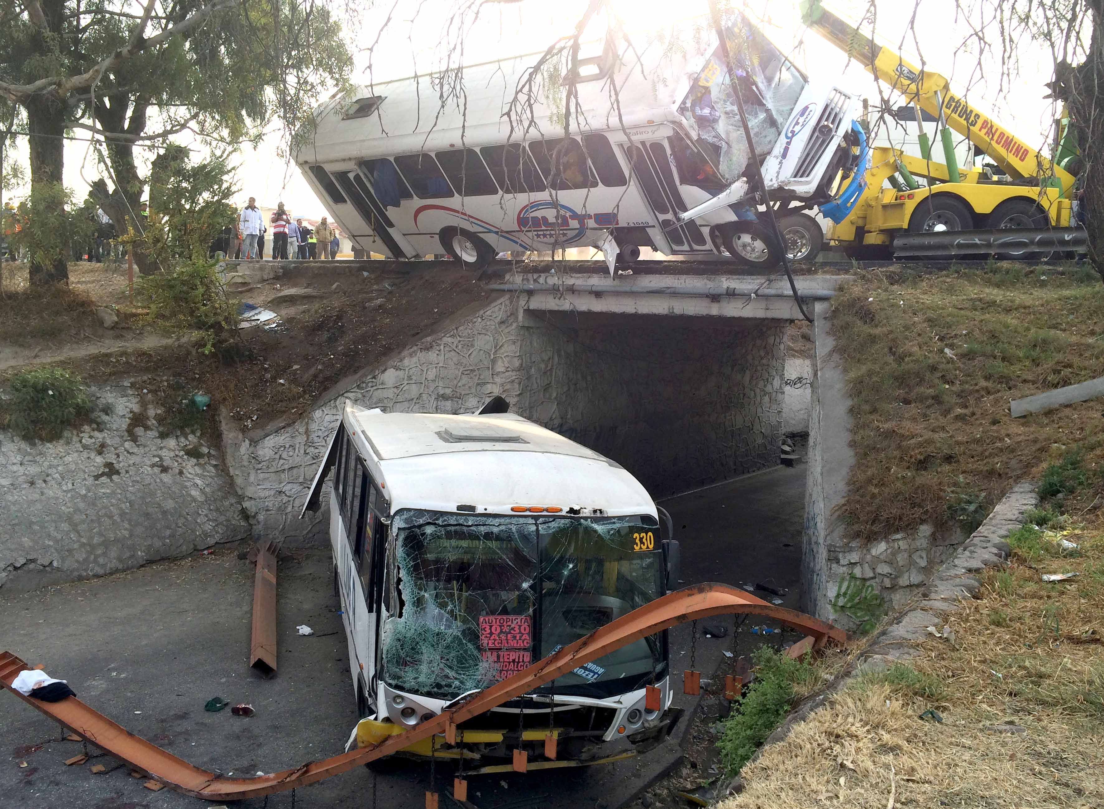 Vuelcan dos unidades del transporte urbano; hay 50 heridos