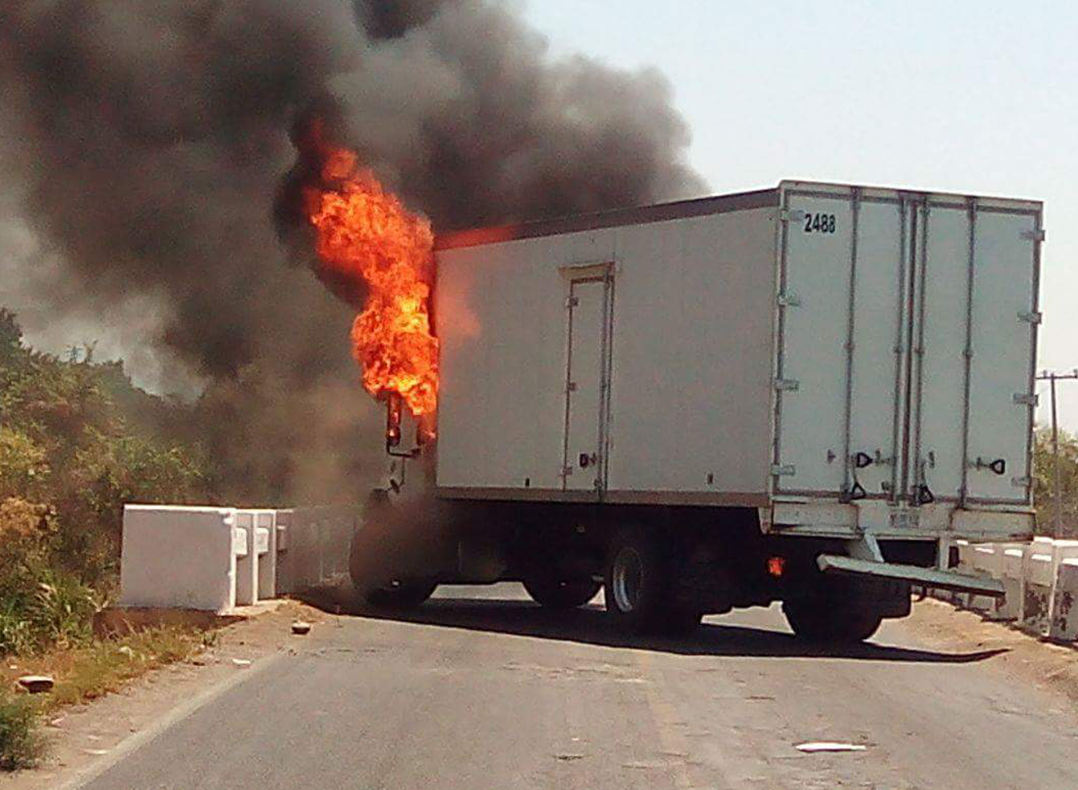 Quema de vehículos en Michoacán; bloquean carreteras
