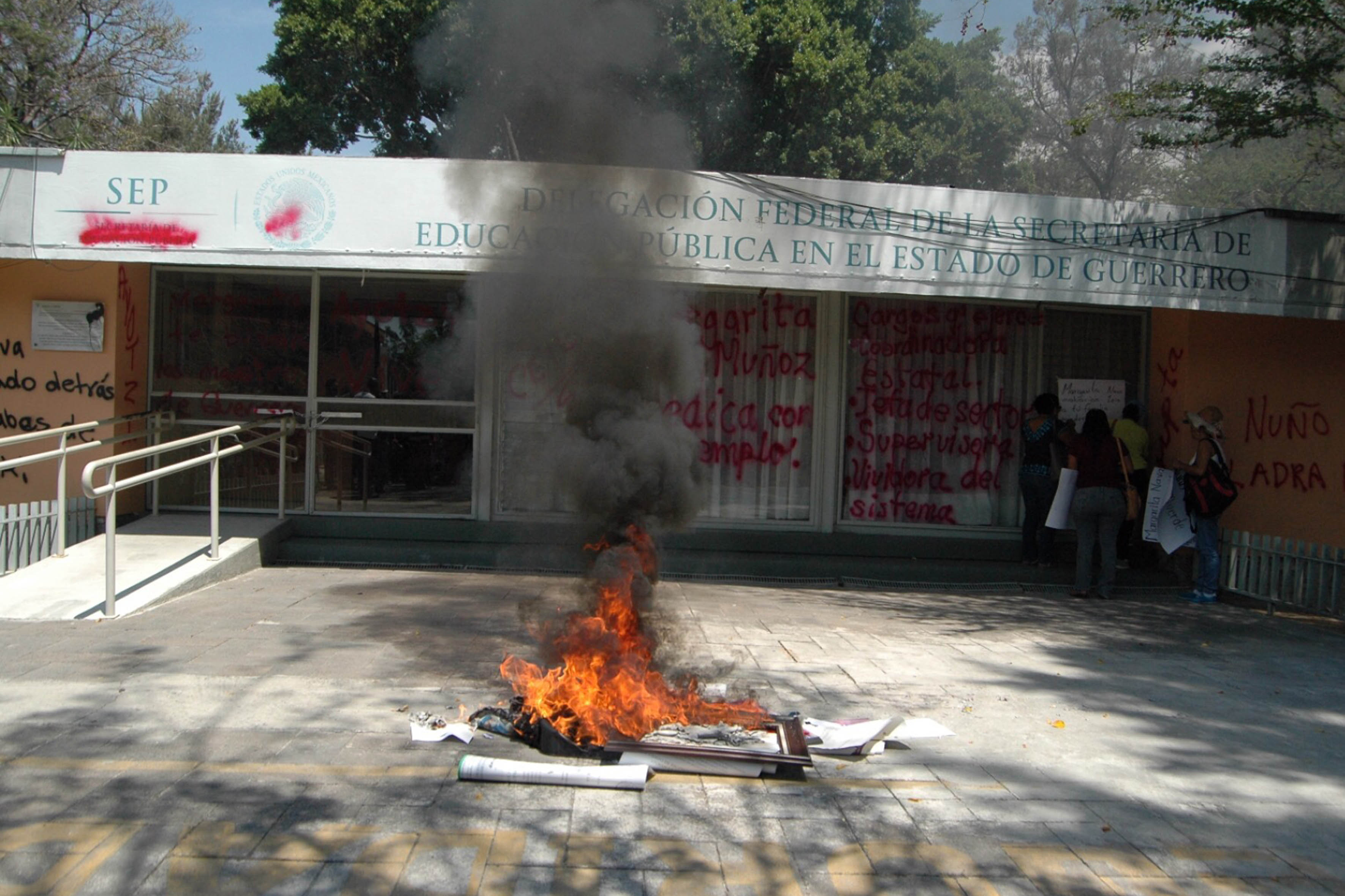 Despiden a mil 300 profesores en Guerrero