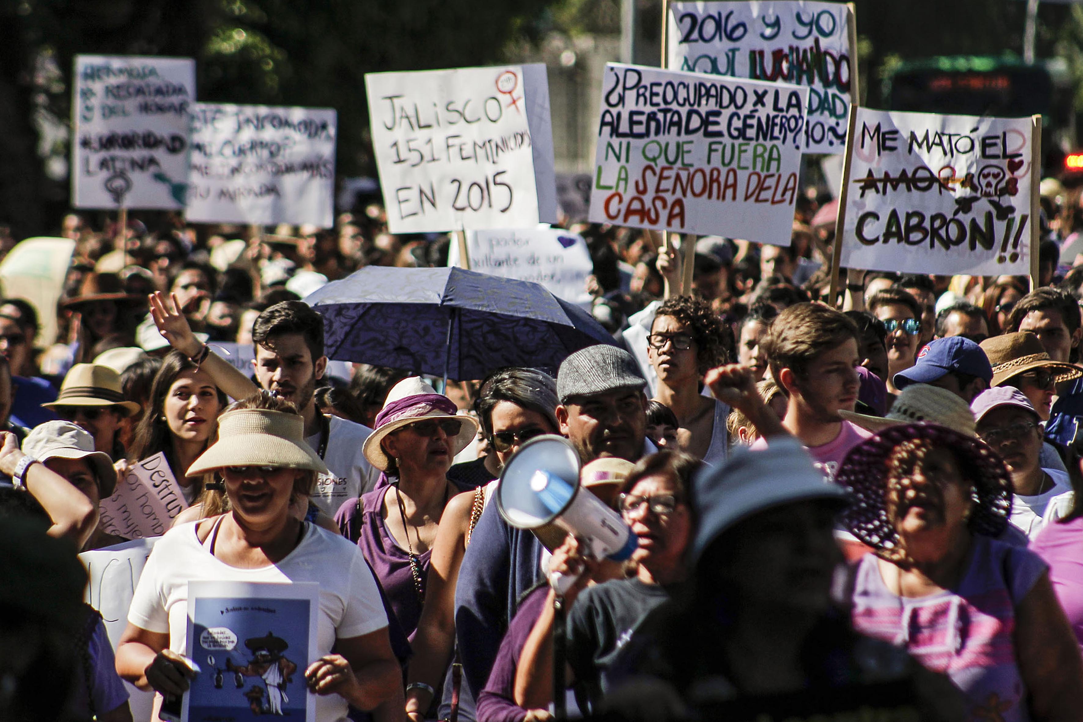 Marcha contra feminicidios llega al Ángel de la Independencia