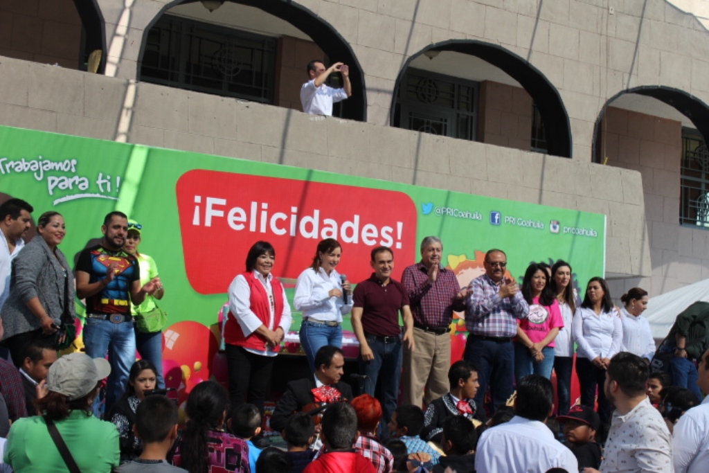 Festejan priistas a niños de Coahuila