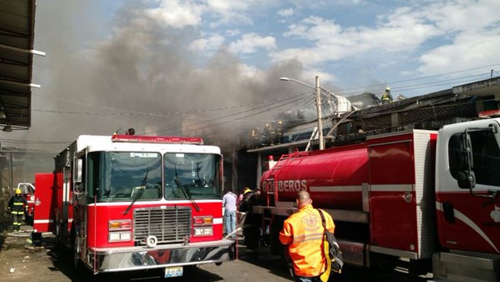 Se incendia bodega en Central de Abasto de Guadalajara