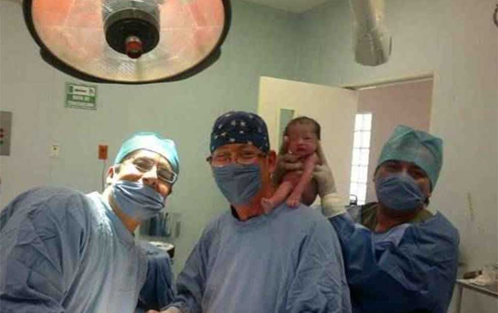 Repudian selfie de médicos mostrando a recién nacido