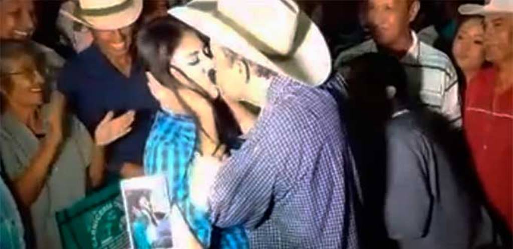 Alcalde besa a la fuerza a una joven en Nayarit