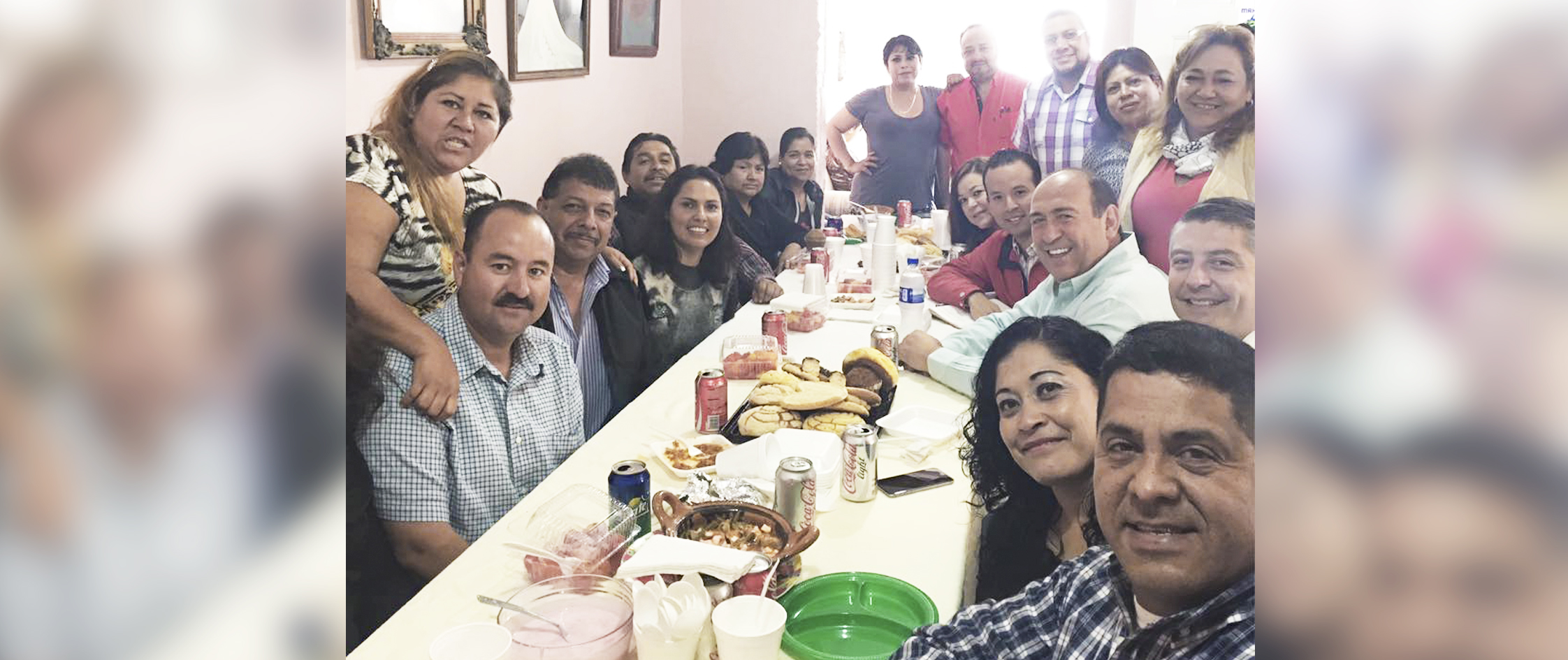 Desayuna Rubén con vecinos de la Saltillo 2000