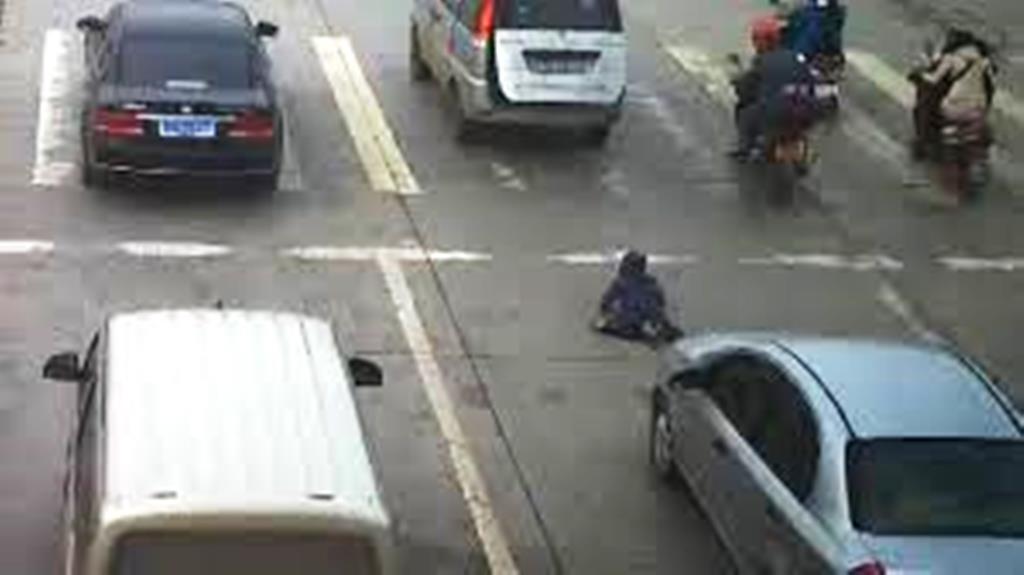 Niño a punto de morir por descuido de los padres; captan video