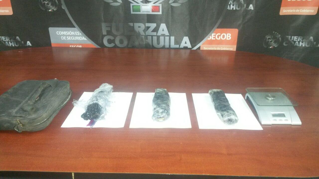 En auto abandonado, Fuerza Coahuila asegura 1.6 kilos de heroína