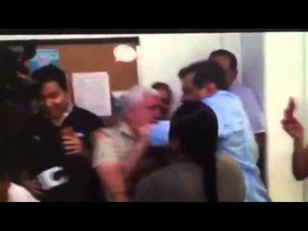 Líder sindical golpea a un hombre de más de 60 años