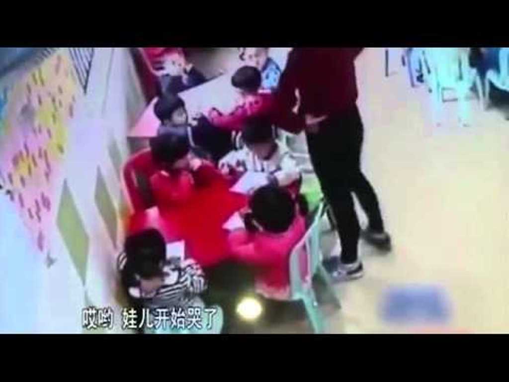 Abuela defiende a su nieta de maestra golpeadora