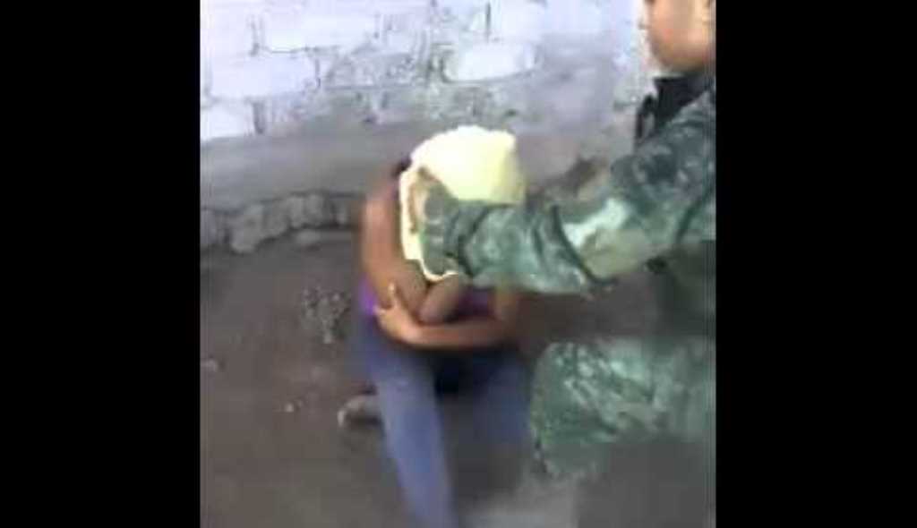Captan video donde militares torturan a una mujer