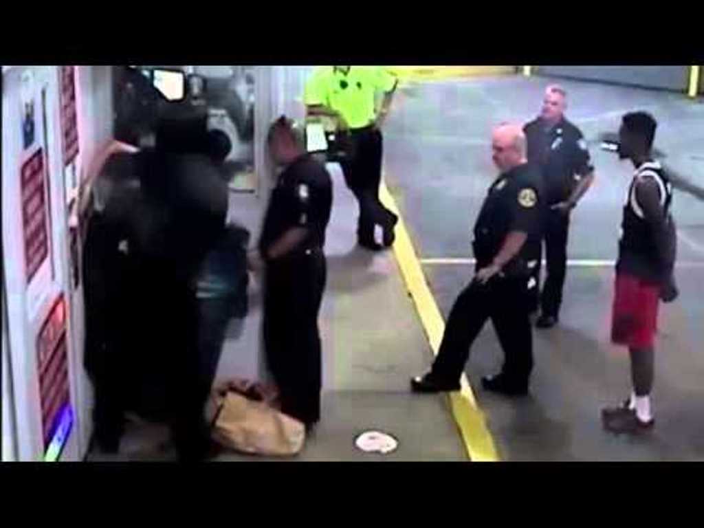 Policías golpean brutalmente a una mujer; captan video