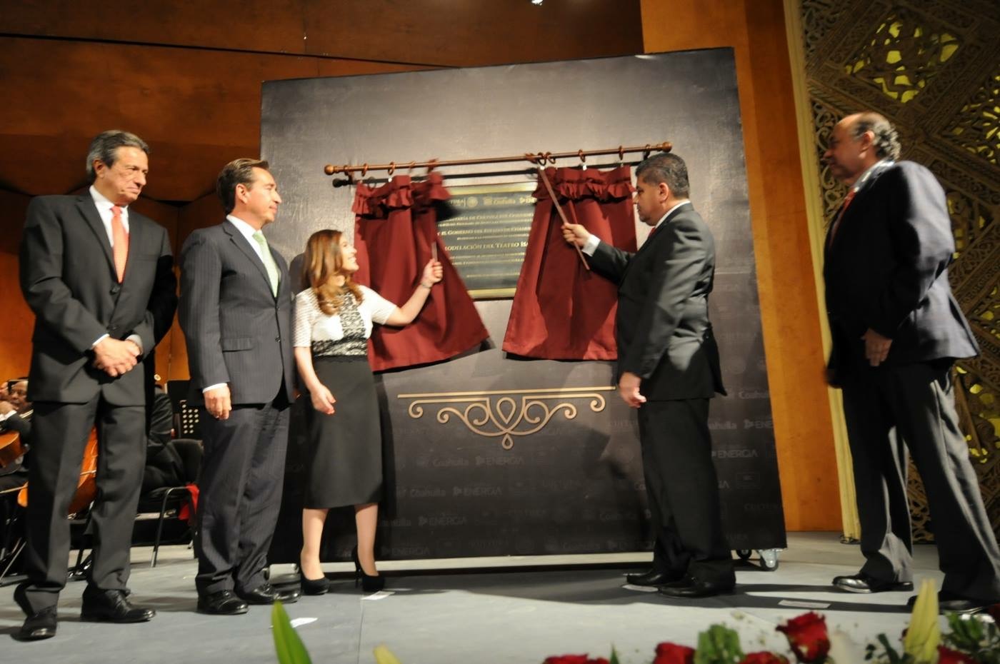 Entregan rehabilitación del teatro Isauro Martínez