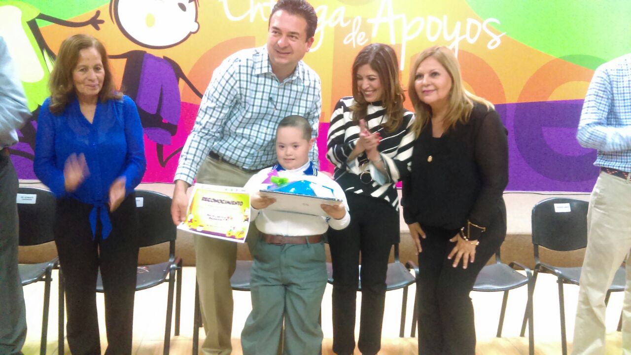 Premia DIF a ganadores de <br> concurso sobre discapacidad