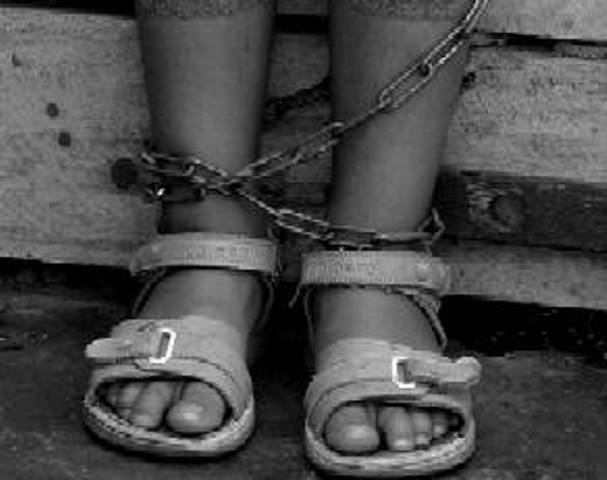 Detienen a padres de niñas que dormían en gallinero