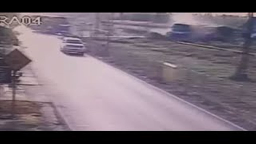 Captan video de choque de tren contra autobús; hay 3 muertos