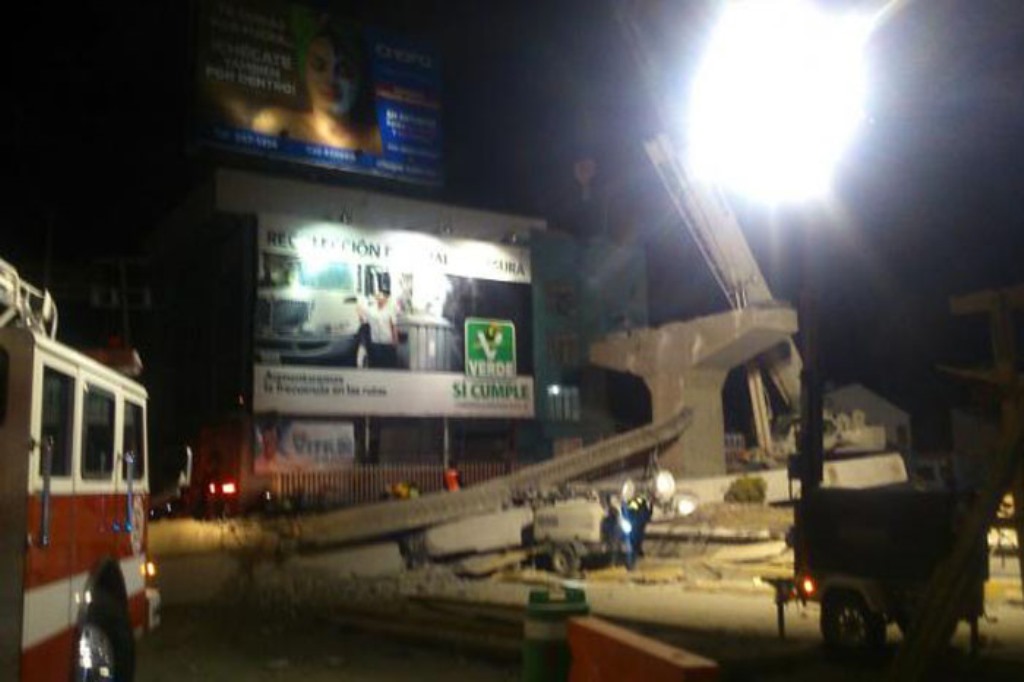 Desplome de puente en Pachuca deja un muerto