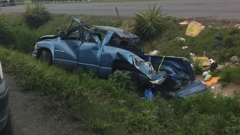 Volcadura de camioneta en SLP deja 4 muertos