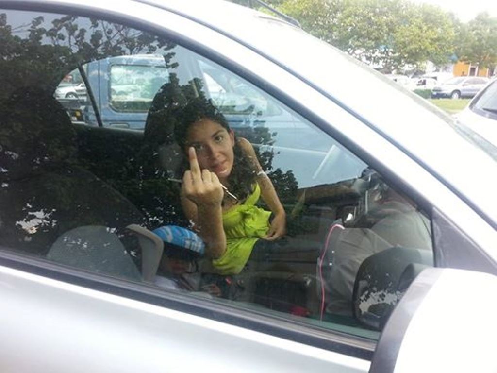 Exhiben en redes señal obscena de una madre de familia