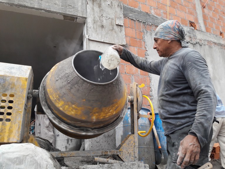 Celebran albañiles día de la santa cruz