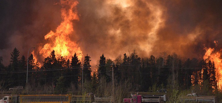 Evacúan a 60 mil personas por incendio en Canadá