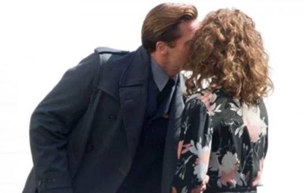 Captan beso de Brad Pitt con compañera de reparto