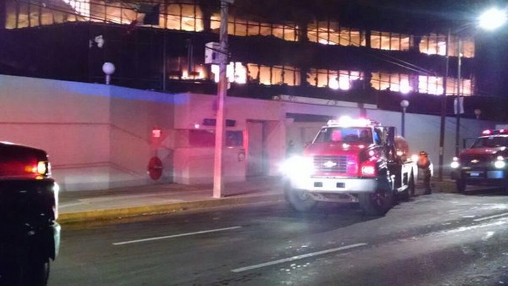 Incendio consume planta de Steren en la Ciudad de México