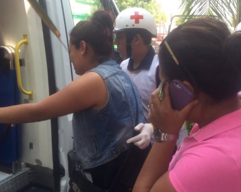 Mujer se lanza de taxi en pleno movimiento