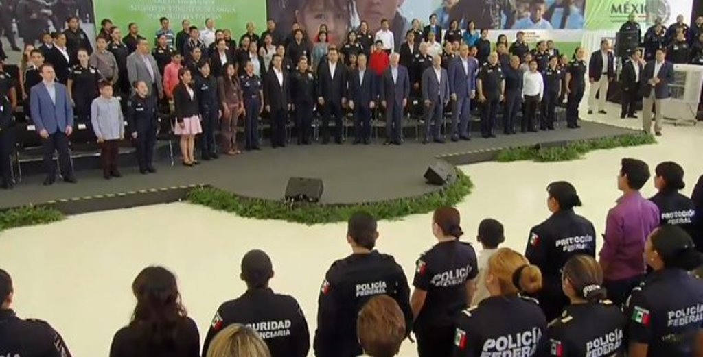 Felicita EPN a madres policías y agradece su labor