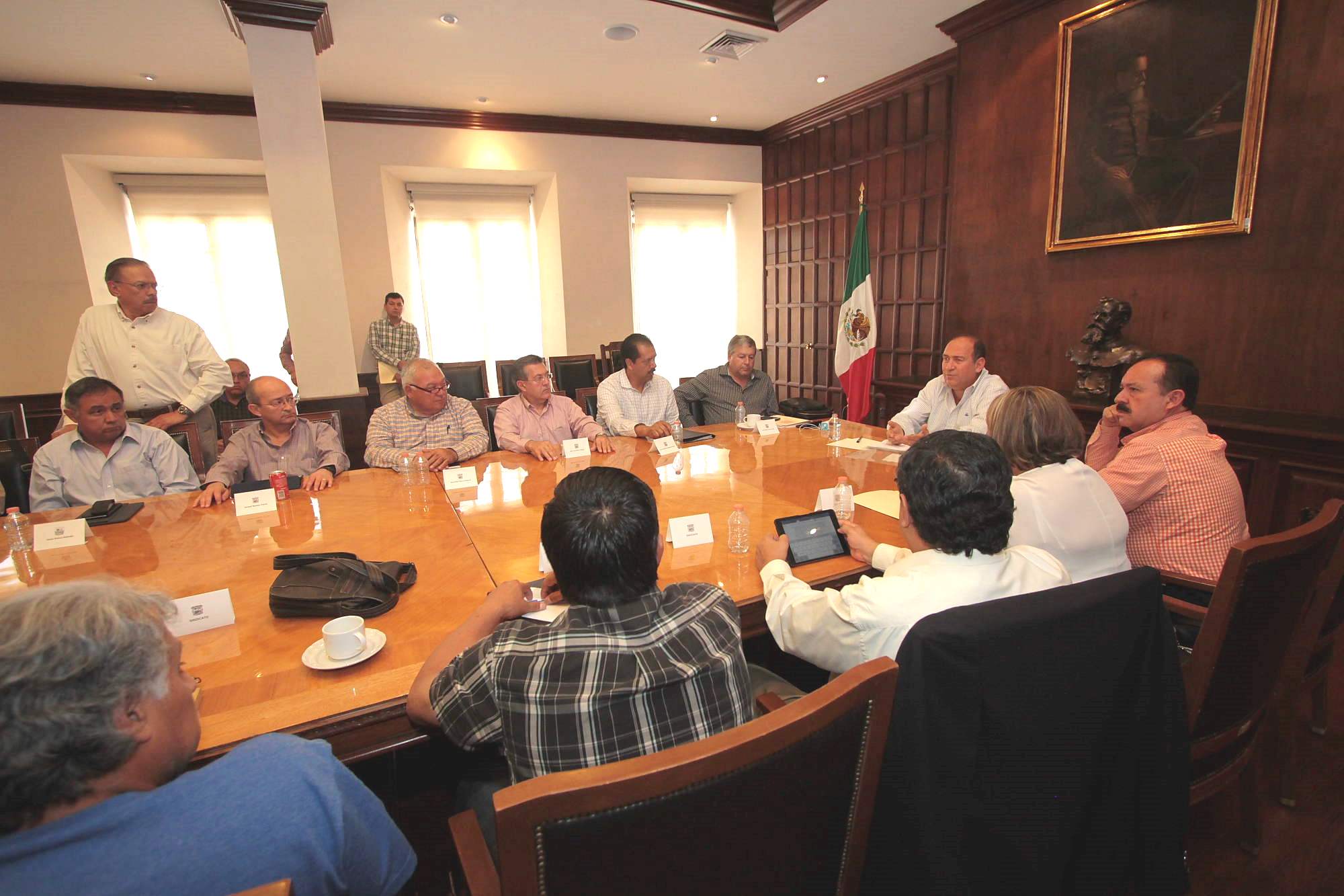 Sostiene Rubén mesas de trabajo para <br> solucionar tema de pensiones