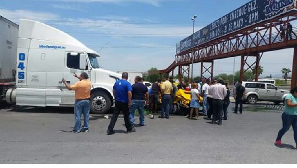 Embiste tráiler a taxista en Saltillo