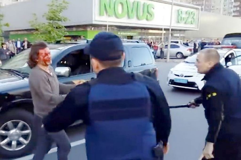 Pelea callejera entre luchador vs siete policías; captan video