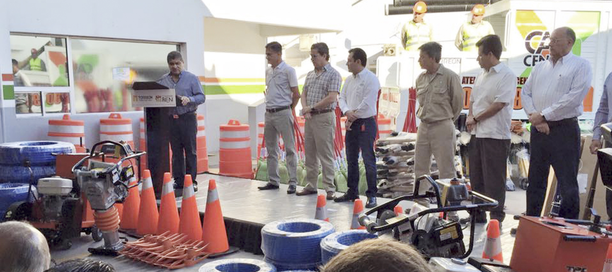 Entrega Riquelme vehículos y equipo a Simas