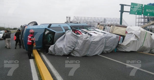 Vuelca camioneta donde trasladaban a hombre secuestrado en NL