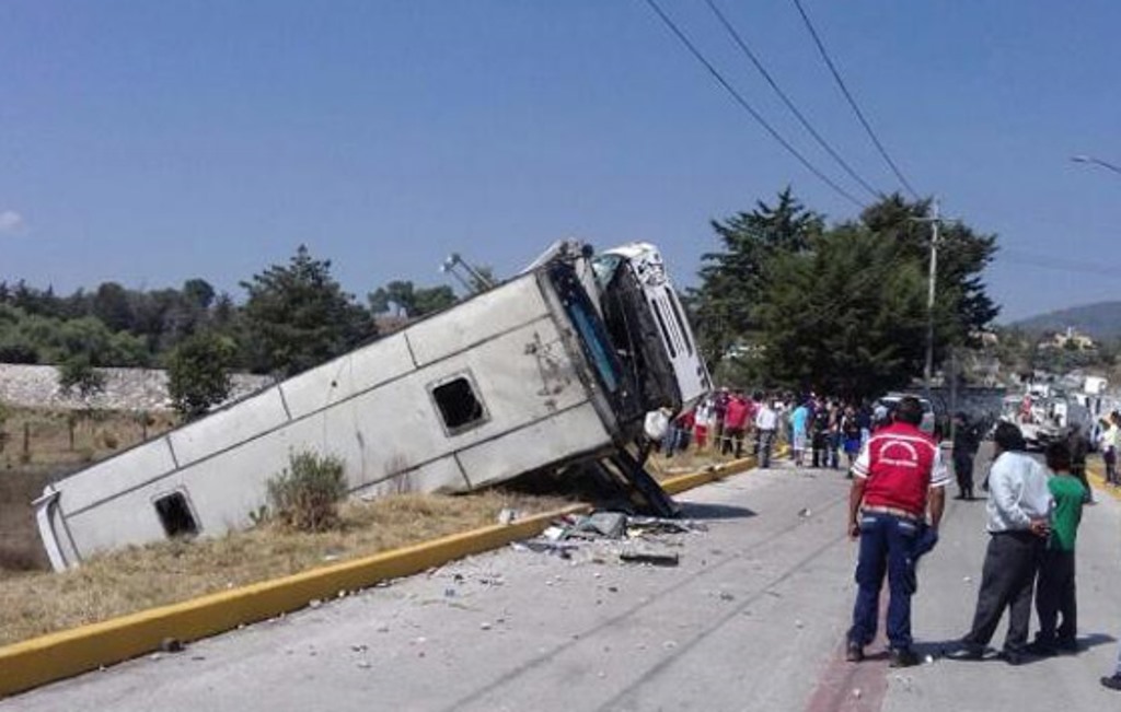 Vuelca autobús de pasajeros;  al menos 14 heridos