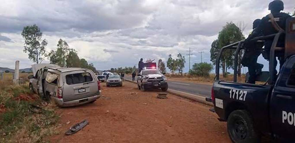 Sufre accidente carretero comitiva de candidato Marco Flores