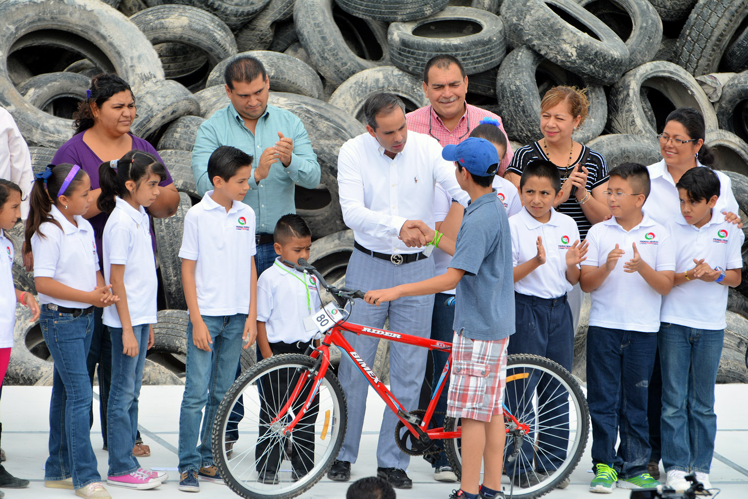 Premia Purón a 238 niños por recolección de 43 mil llantas