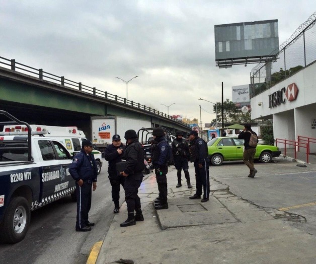Persiguen policías a hombre armado en Monterrey