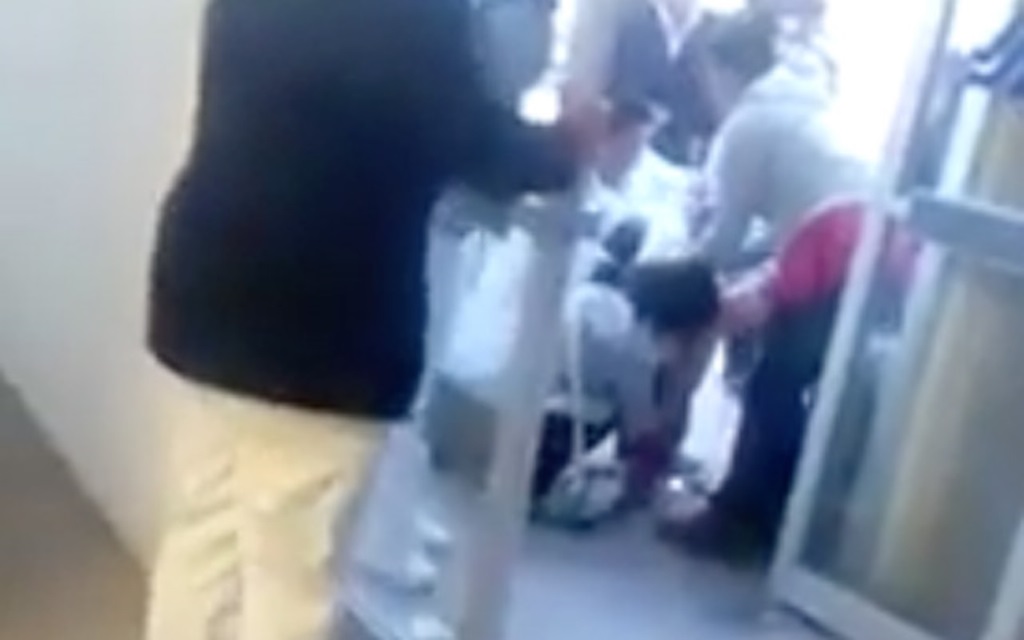 Mujer da a luz afuera de un hospital; no querían atenderla