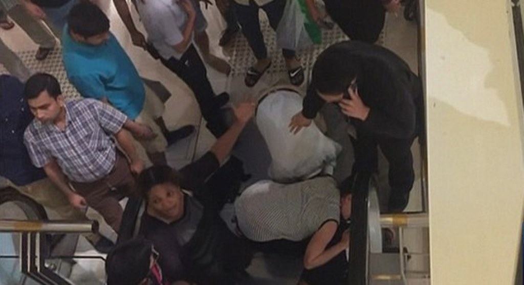 Queda niña atrapada en escaleras eléctricas