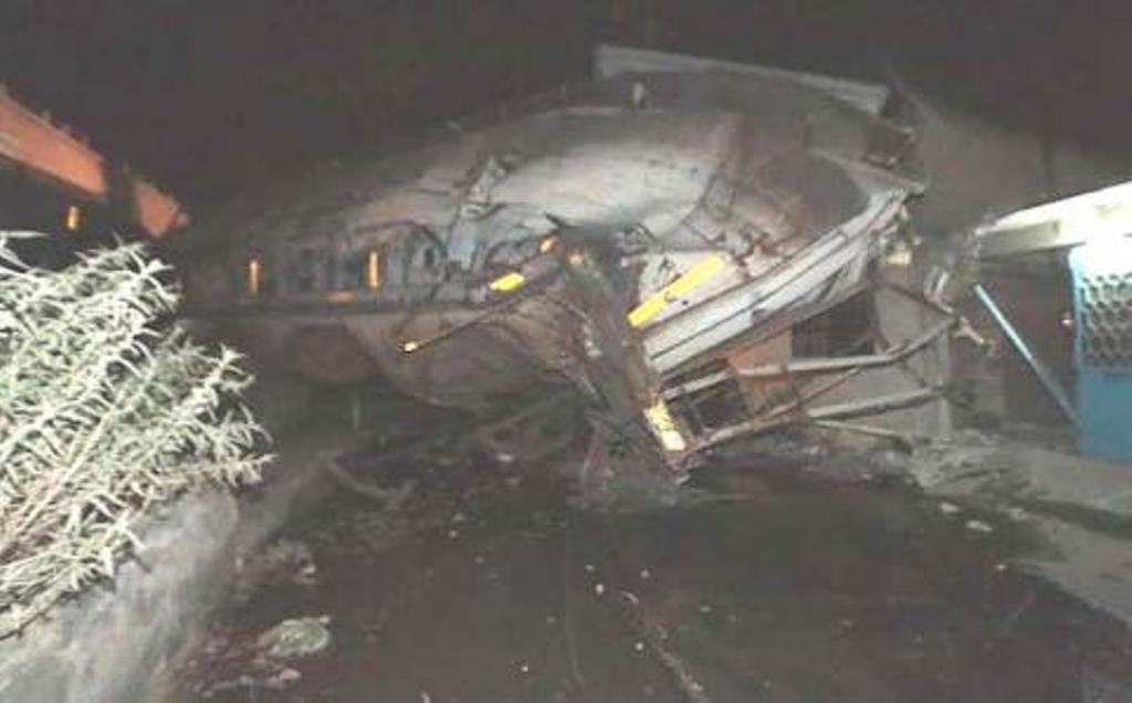 Descarrila tren y se impacta contra casas