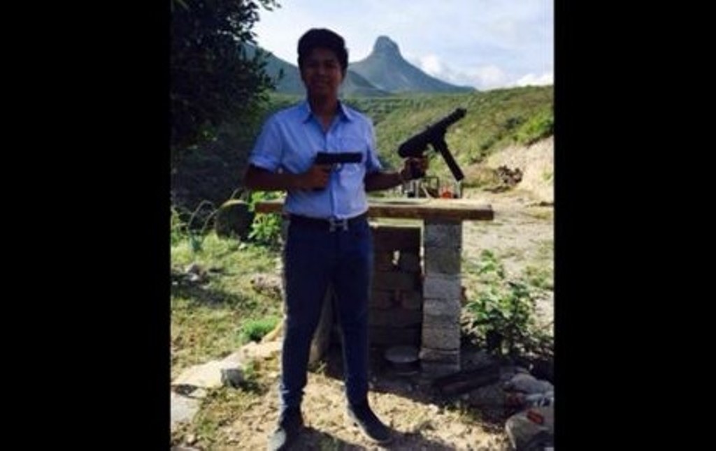 Exhiben fotos de hijo de candidato panista posando armas largas