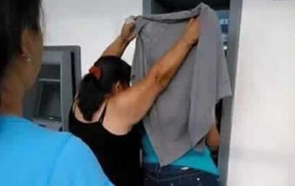 Se burlan en redes sociales de “Ladycajero”