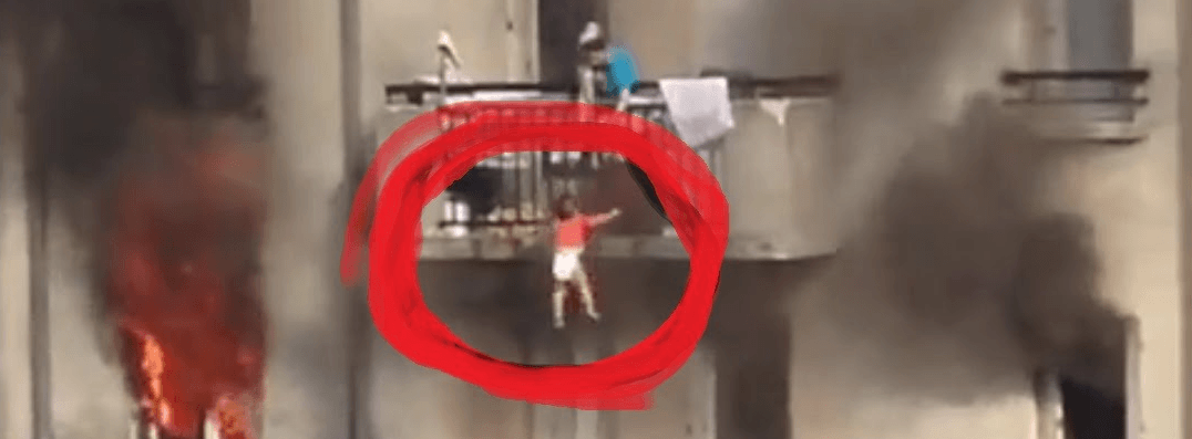 Madre lanza a sus hijos para salvarles la vida