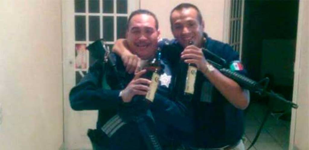 Policías posan con armas y caguamas