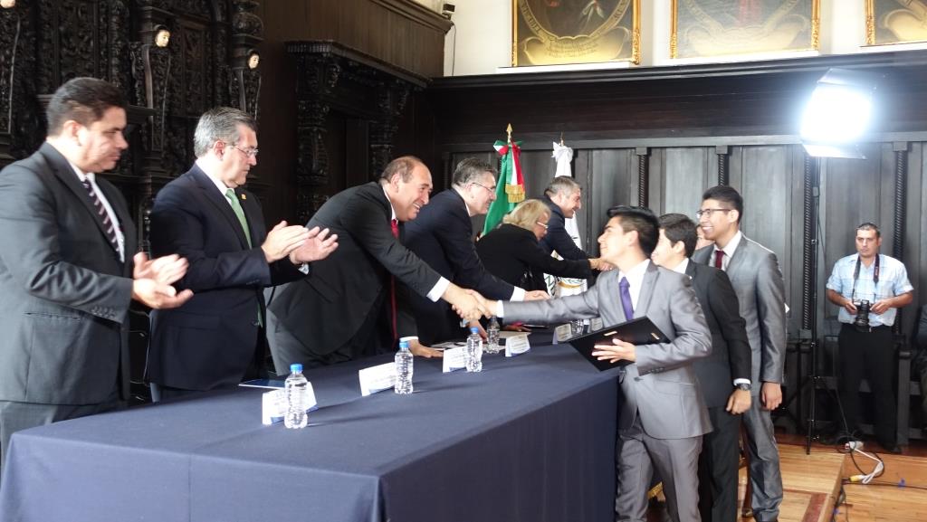 Participa Rubén en premiación de <br>competencia nacional sobre DDHH