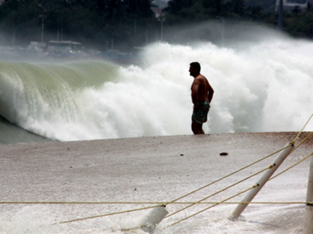 Mueren dos turistas arrastrados por las olas en Cabo San Lucas