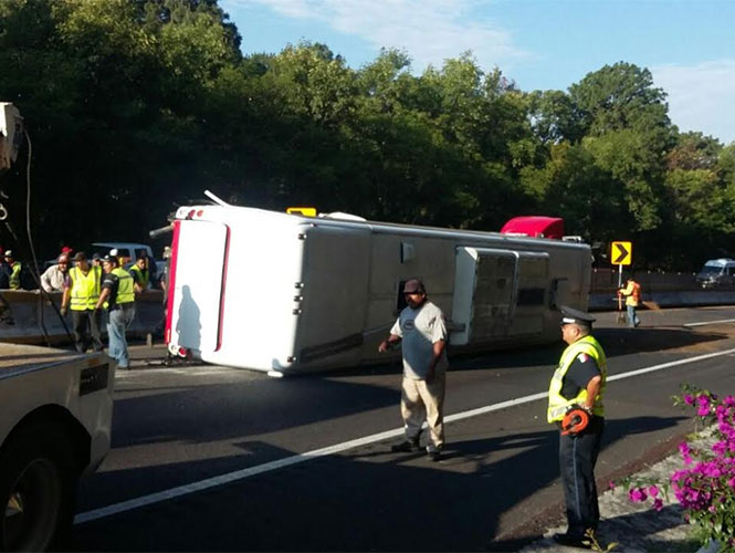 Volcadura de autobús deja 42 personas lesionadas